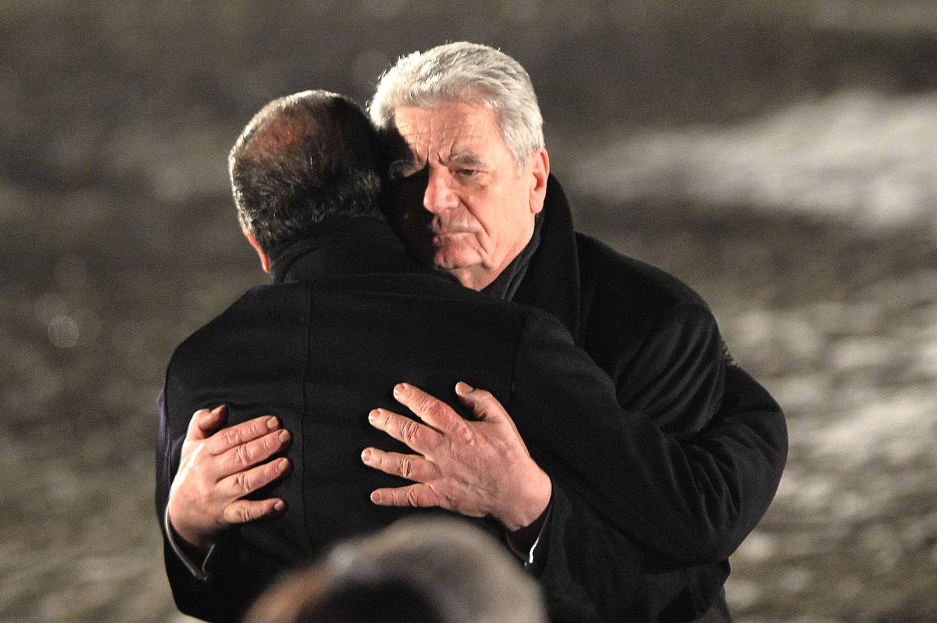 El presidente francés, François Hollande, y el alemán,  Joachim Gauck, se abrazan.