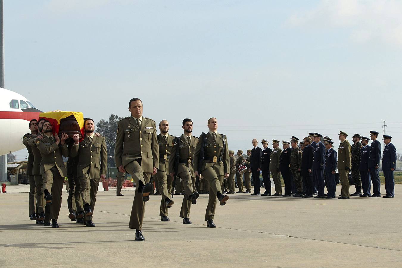 Compañeros portan los restos del cabo malagueño a su llegada a Morón de la Frontera (Sevilla).