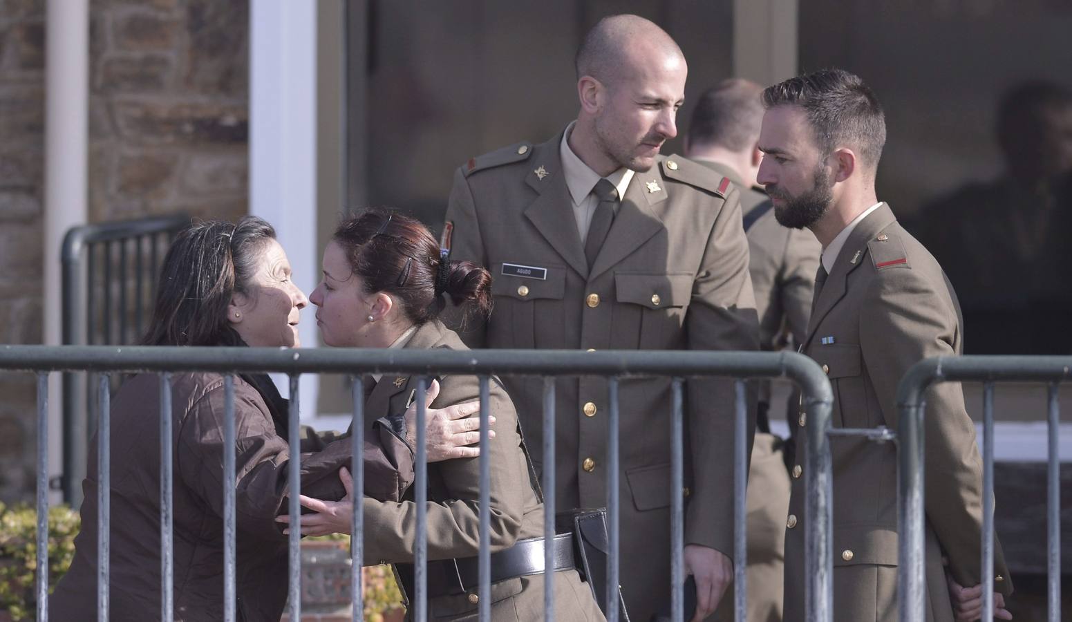 Militares ofrecen sus condolencias a la madre del cabo malagueño en Córdoba.