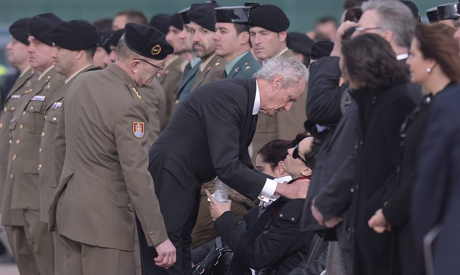 El ministro de Defensa da el pésame a la viuda del cabo malagueño.