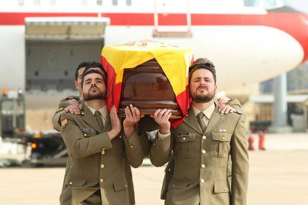 Compañeros portan los restos del cabo malagueño a su llegada a Morón de la Frontera (Sevilla).