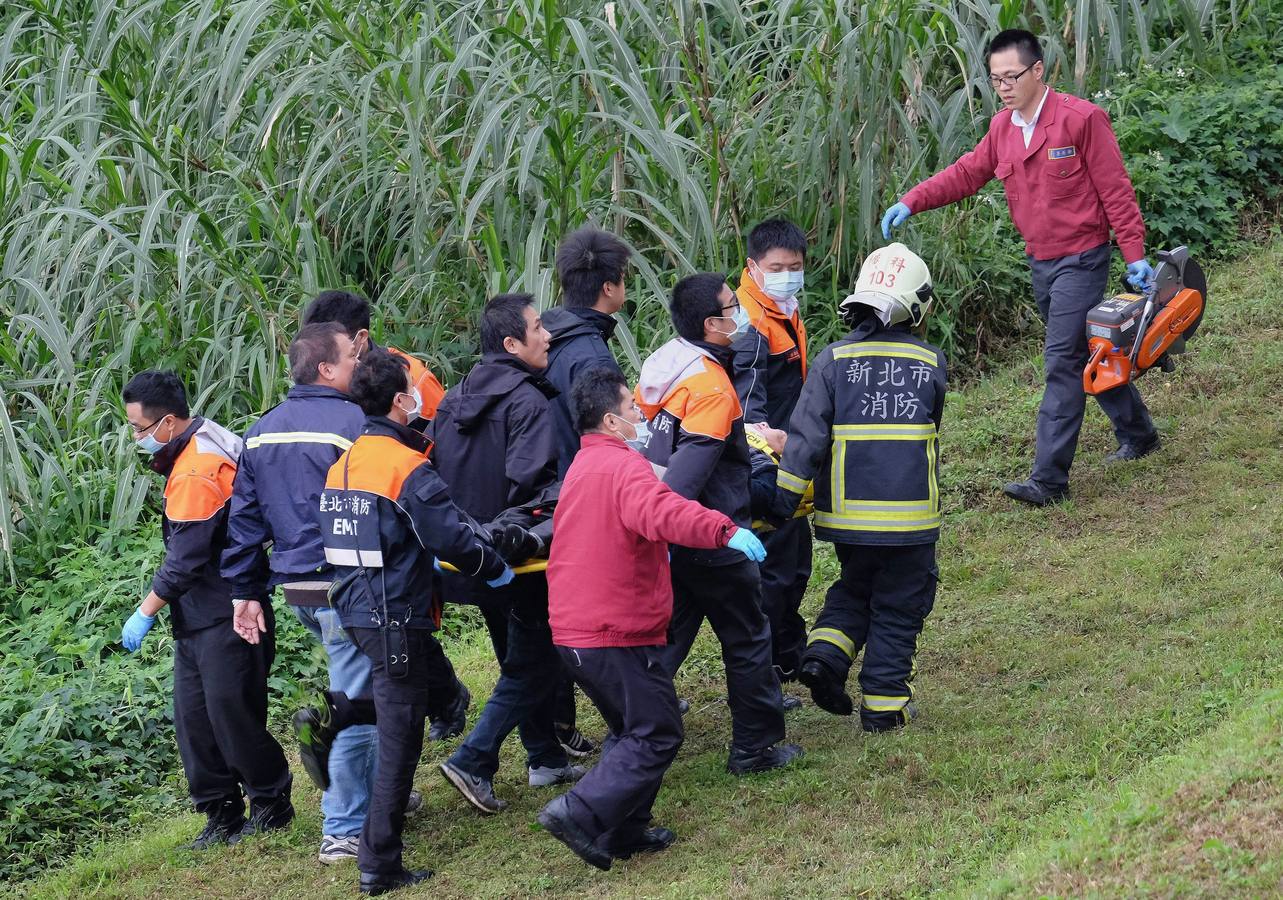 Se estrella un avión con 58 ocupantes en un río de Taiwán. El avión, un ATR-72, cubría el trayecto entre Taipei y Jinmen y se precipitó al río Jilong tras golpear un viaducto. Los servicios de emergencias trabajn en el lugar del impacto buscando supervivientes y atendiendo a los heridos.