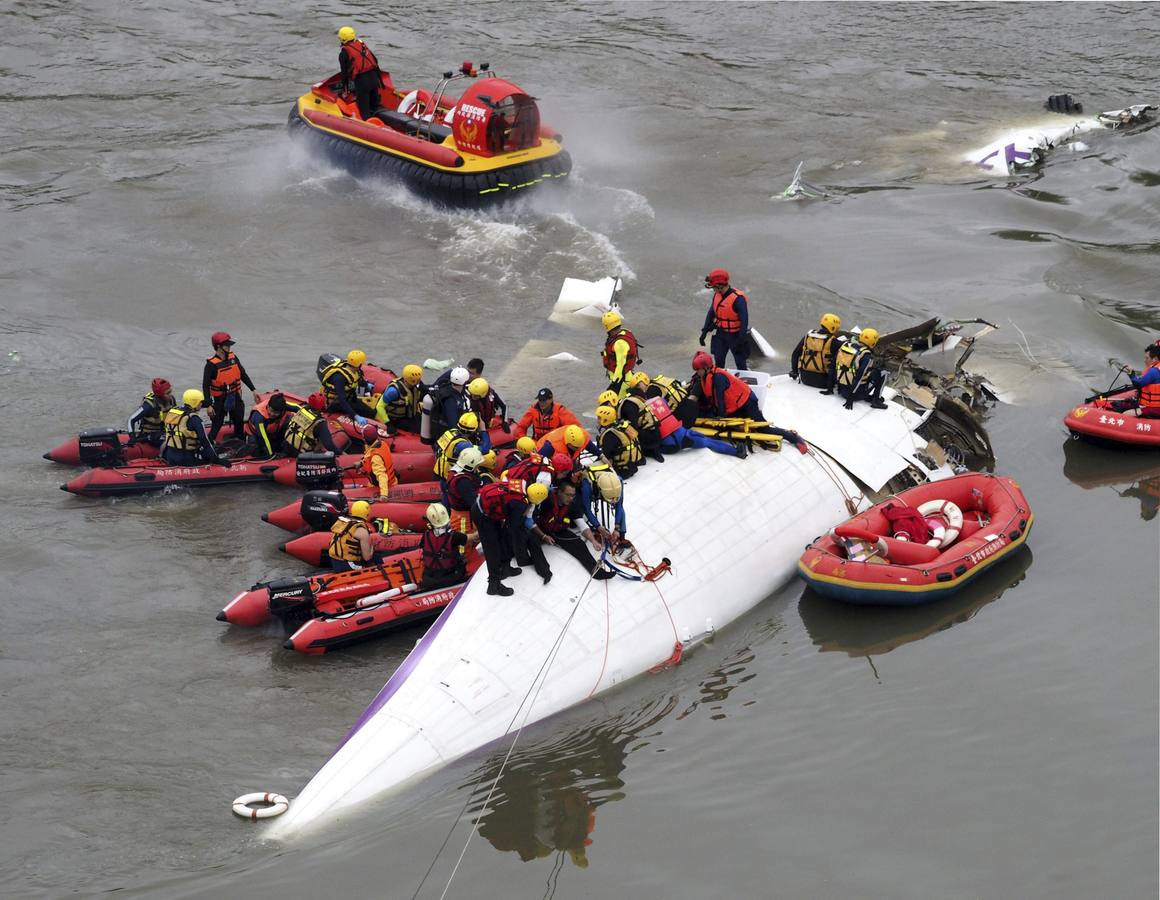 Se estrella un avión con 58 ocupantes en un río de Taiwán. El avión, un ATR-72, cubría el trayecto entre Taipei y Jinmen y se precipitó al río Jilong tras golpear un viaducto. Los servicios de emergencias trabajn en el lugar del impacto buscando supervivientes y atendiendo a los heridos.