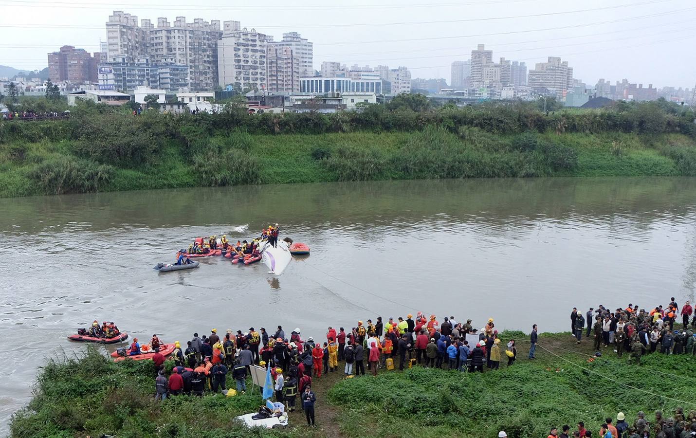 Se estrella un avión con 58 ocupantes en un río de Taiwán. El avión, un ATR-72, cubría el trayecto entre Taipei y Jinmen y se precipitó al río Jilong tras golpear un viaducto. Los servicios de emergencias trabajn en el lugar del impacto buscando supervivientes y atendiendo a los heridos.