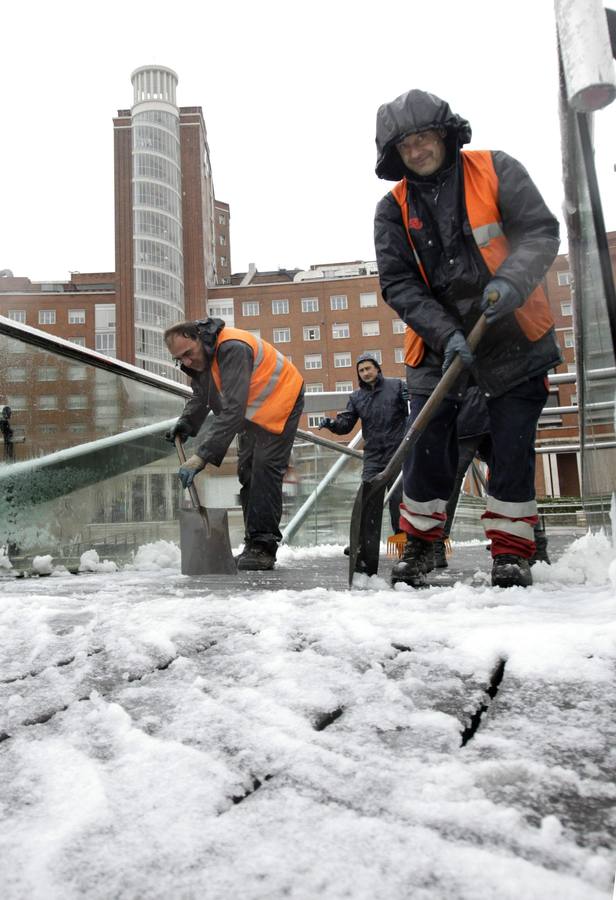 El Hospital Universitario Cruces, rodeado de nieve. BARAKALDO (BIZKAIA). Operarios del ayuntamiento de Barakaldo (Bizkaia) limpian los accesos al Hospital Universitario Cruces. Euskadi afronta la llegada de un temporal de nieve, con cotas que bajarán a los 100 metros e incluso podrían situarse al nivel del mar, sobre todo en Gipuzkoa, por lo que los servicios de tráfico y protección civil están alerta para hacer frente a sus consecuencias.