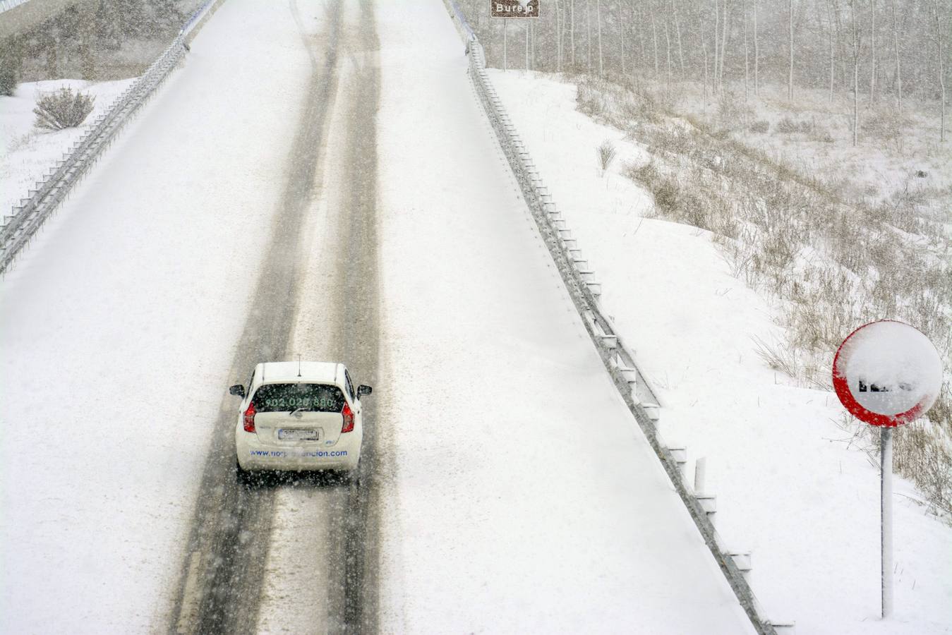 Catorce carreteras de montaña de Castilla y León permanecen cortadas. PALENCIA. Un total de catorce carreteras de montaña de Castilla y León permanecen cortadas al tráfico debido a la nieve y el hielo, mientras que el uso de cadenas es obligatorio en 53 tramos de la región. En la imagen, la autovía A-67 (Palencia-Santander) a la altura de Herrera de Pisuerga (Palencia), desde este punto hay que circular con cadenas. A partir del kilómetro 103, en Aguilar de Campoo, se ha cortado la circulación a todo tipo de vehículos debido a la acumulación de nieve en el puerto del Pozazal. EFE/A. Alvarez