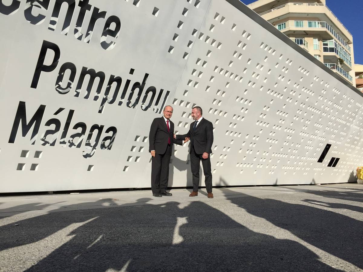 De la Torre y Alain Seban, a la entrada del Pompidou.