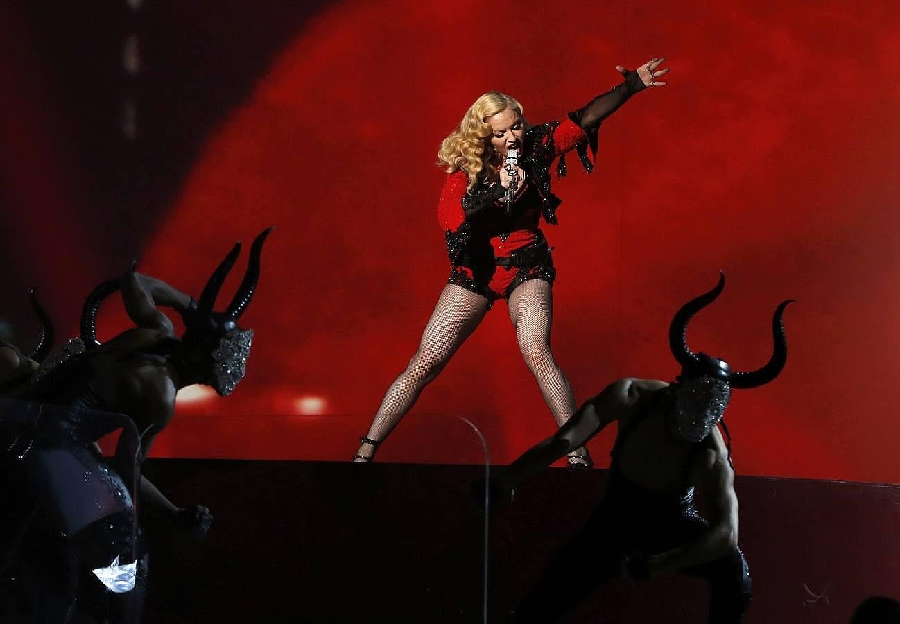 Madonna, en plena actuación. Madonna estrenó su nuevo disco en los Grammy.