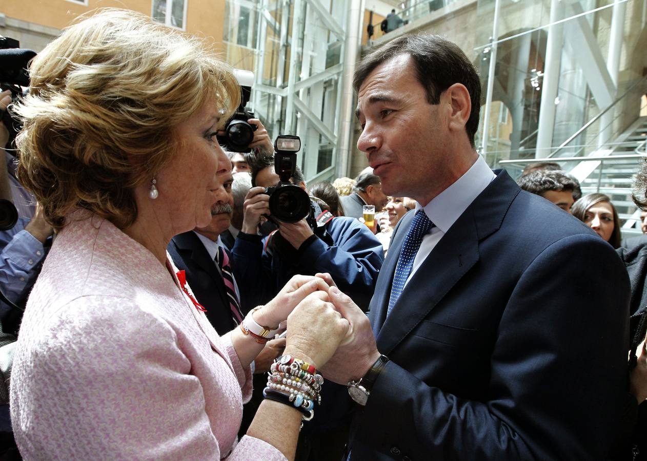 Tomás Gómez saluda a la expresidenta de la Comunidad de Madrid el día de la Comunidad en 2011.