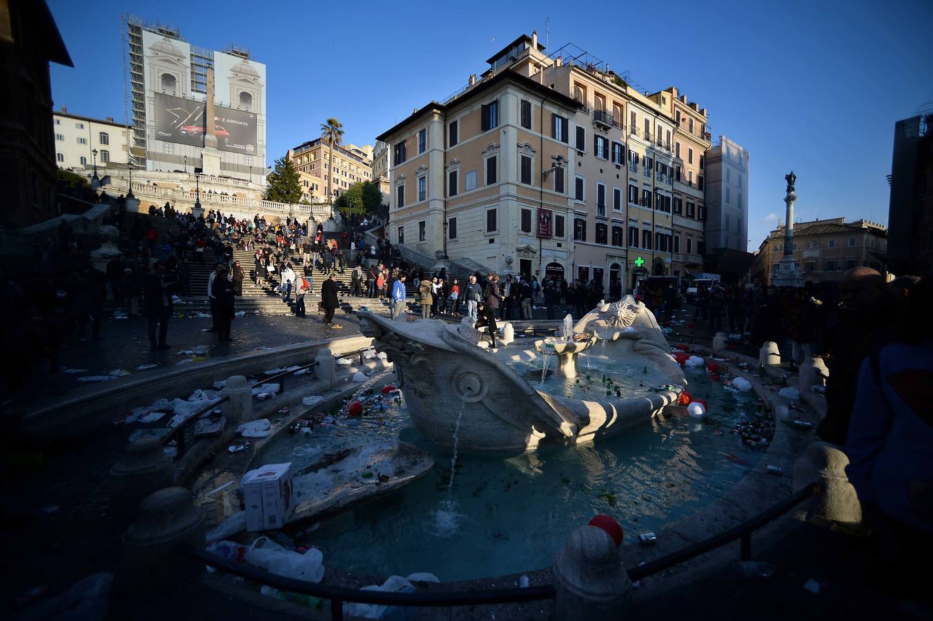 Hinchas del Feyenoord provocan graves disturbios en Roma