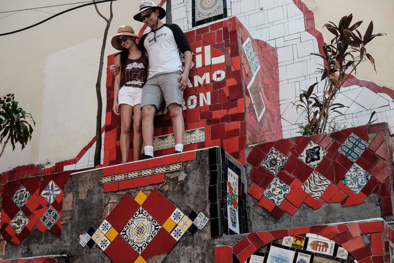 Turistas visitan las Escaleras de Selarón
