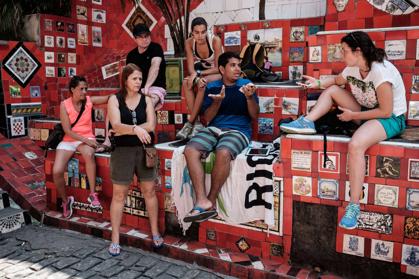 Turistas visitan las Escaleras de Selarón