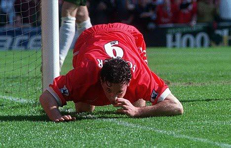 Robbie Fowler. El exdelantero del Liverpool respondió a las críticas de los seguidores del Everton, su antiguo club, que lo tildaban de cocainómano celebrando un gol ante ellos simulando inhalar la línea del campo.