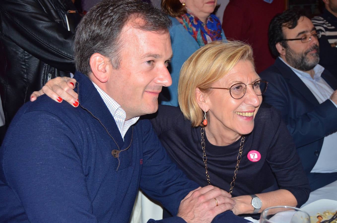 Rosa Díez arropa a su candidato. De corrupción, y de cómo atajarla, se hablaba en la cena que UPyD ha organizado con militantes y simpatizantes en una céntrica pizzería en el arranque de campaña.