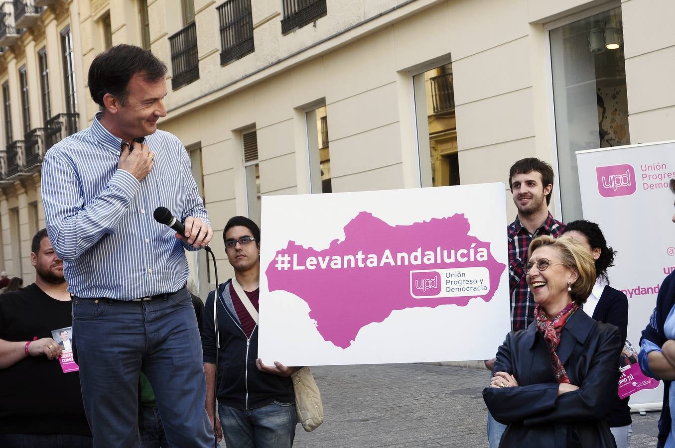 De la Herrán busca el debate en la calle. El candidato de Unión, Progreso y Democracia (UPyD) a la Presidencia de la Junta, Martín de la Herrán, retaba el 16 de marzo a los candidatos del resto de formaciones políticas a "un debate en la calle, abierto".