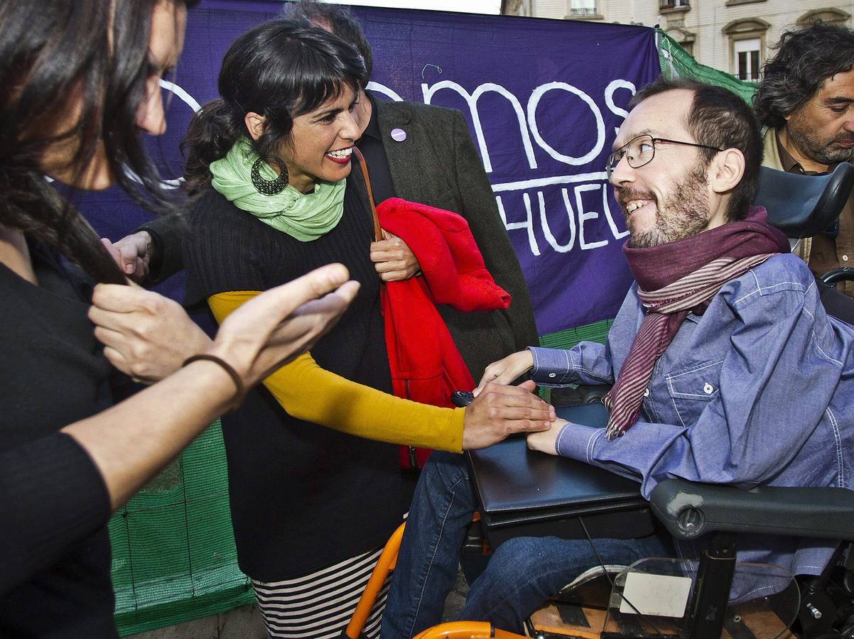 Teresa Rodríguez pide "valentía" para el cambio. La candidata de Podemos a la Presidencia de la Junta de Andalucía, Teresa Rodríguez, pidió el 16 de marzo a los onubenses que dieran "un paso al frente para hacer política" y que "sean valientes" para que se dé "el cambio" en Andalucía.