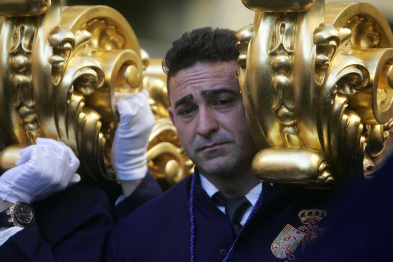 El Rico libera al preso y procesiona por Málaga