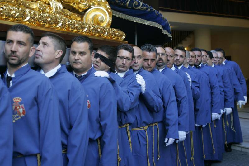 El Rico libera al preso y procesiona por Málaga