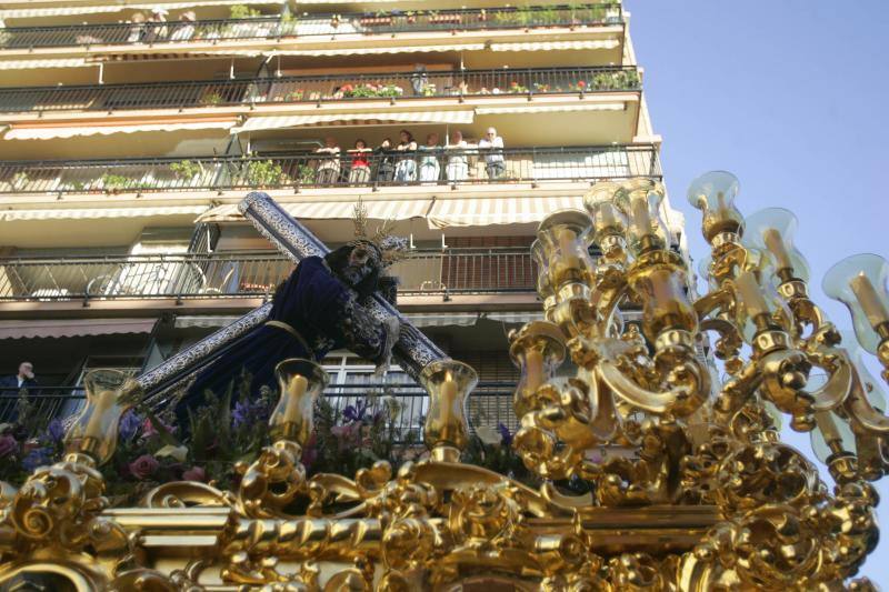 El Rico libera al preso y procesiona por Málaga
