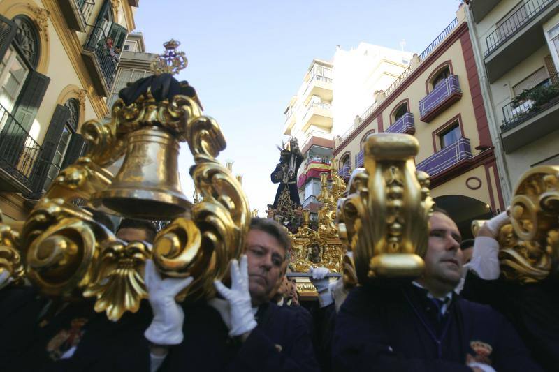 El Rico libera al preso y procesiona por Málaga
