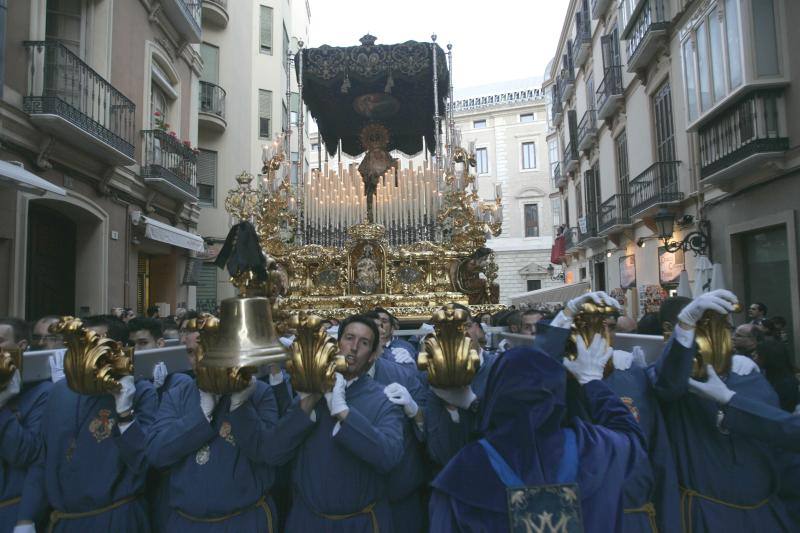 El Rico libera al preso y procesiona por Málaga