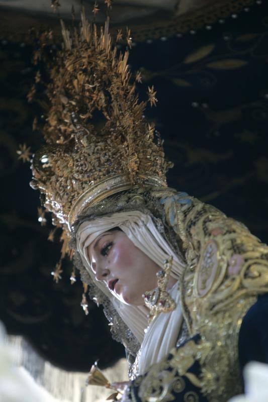 El Rico libera al preso y procesiona por Málaga