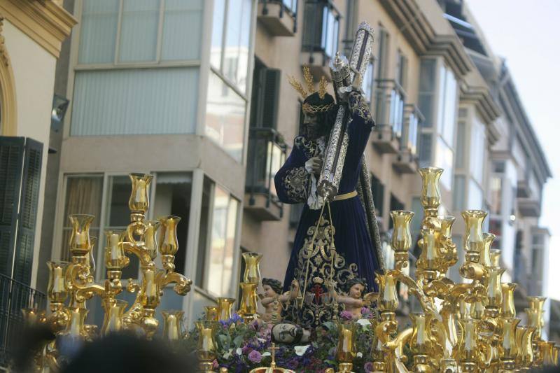 El Rico libera al preso y procesiona por Málaga