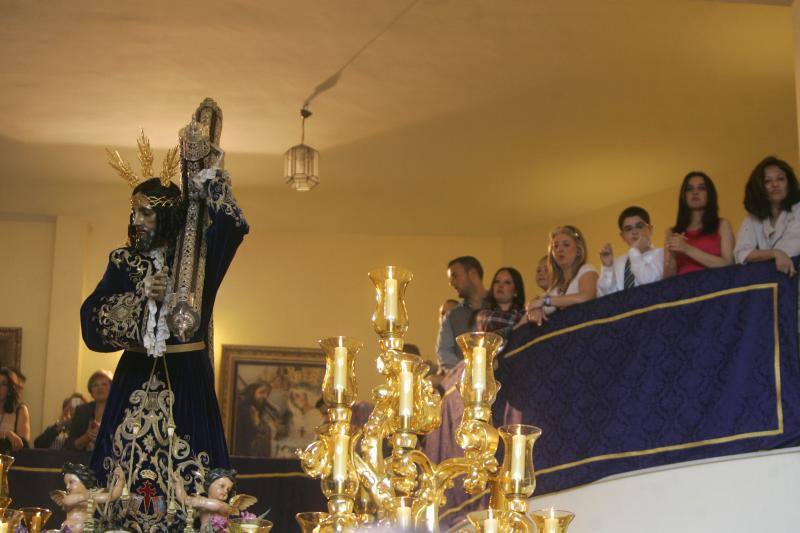 El Rico libera al preso y procesiona por Málaga