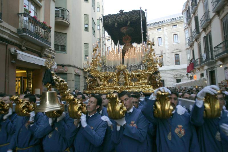 El Rico libera al preso y procesiona por Málaga