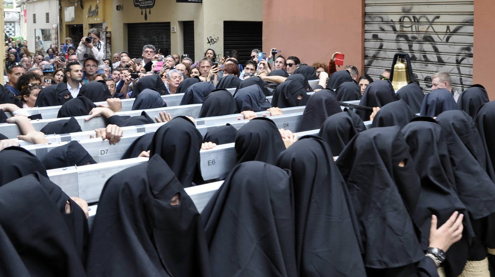 Las imágenes de la Santa Cruz en su desfile procesional