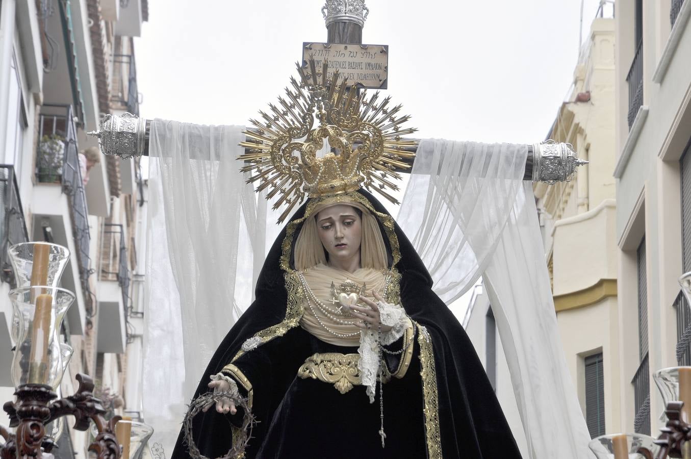 Las imágenes de la Santa Cruz en su desfile procesional