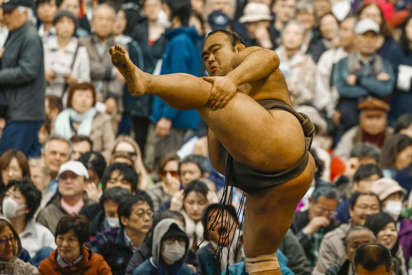 Luchadores de sumo participan en una exhibición anual en el santuario Yasukuni de Tokio