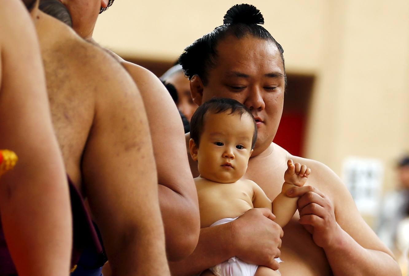 Luchadores de sumo participan en una exhibición anual en el santuario Yasukuni de Tokio