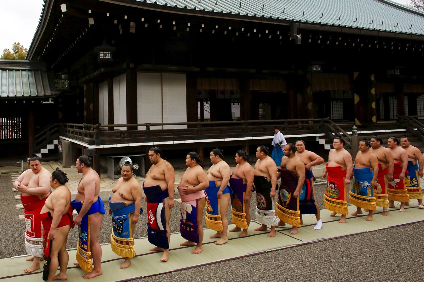 Luchadores de sumo participan en una exhibición anual en el santuario Yasukuni de Tokio