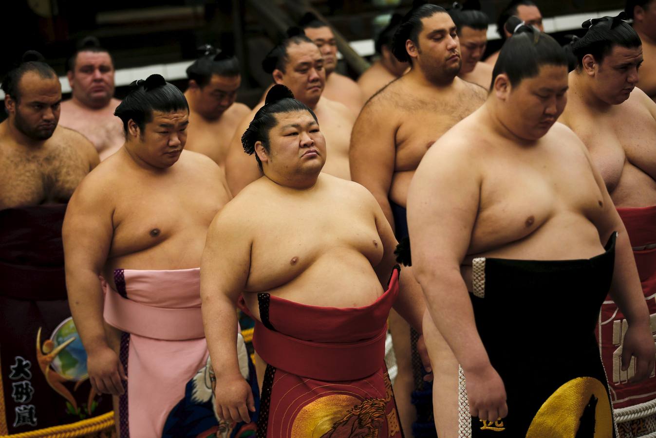 Luchadores de sumo participan en una exhibición anual en el santuario Yasukuni de Tokio