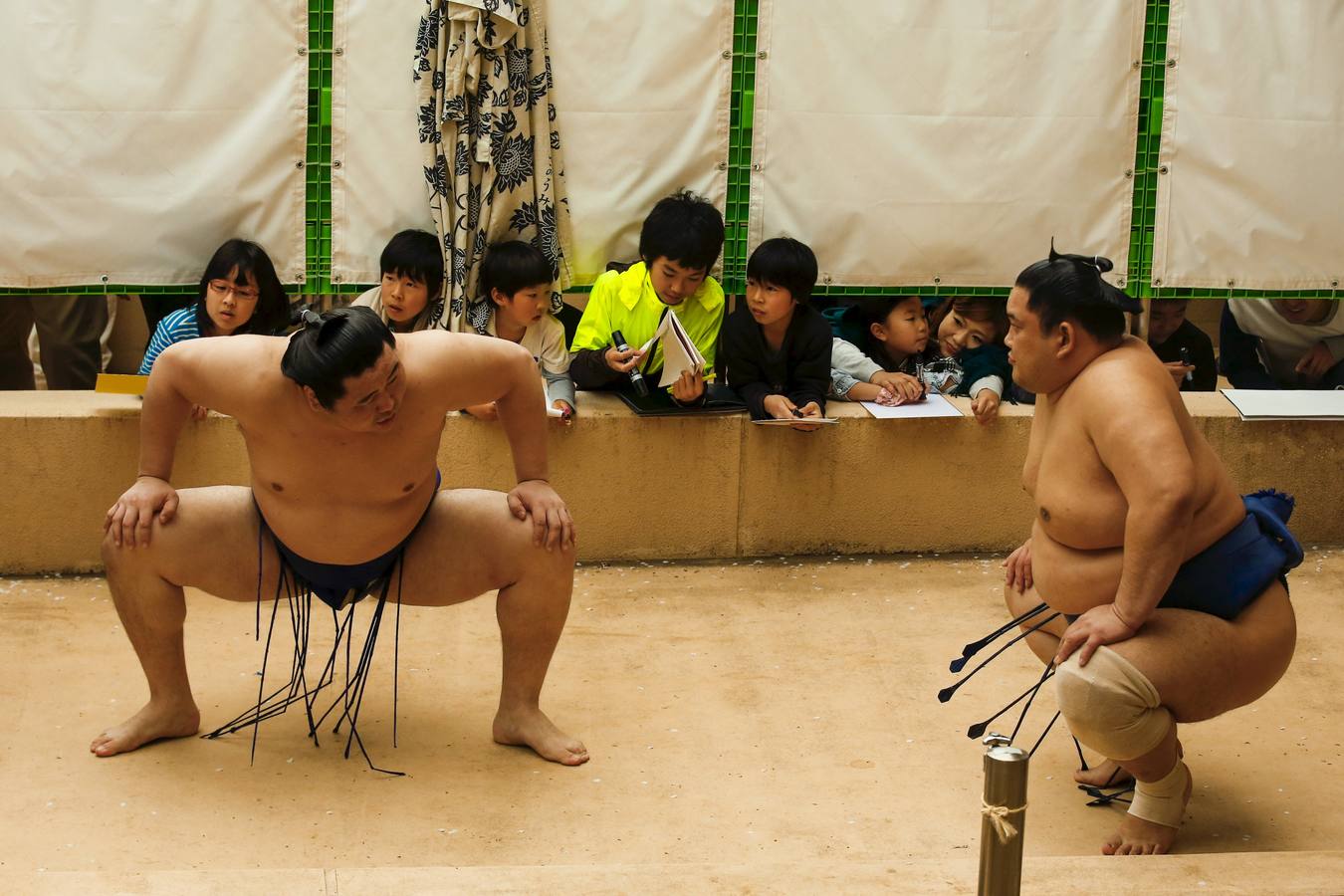 Luchadores de sumo participan en una exhibición anual en el santuario Yasukuni de Tokio