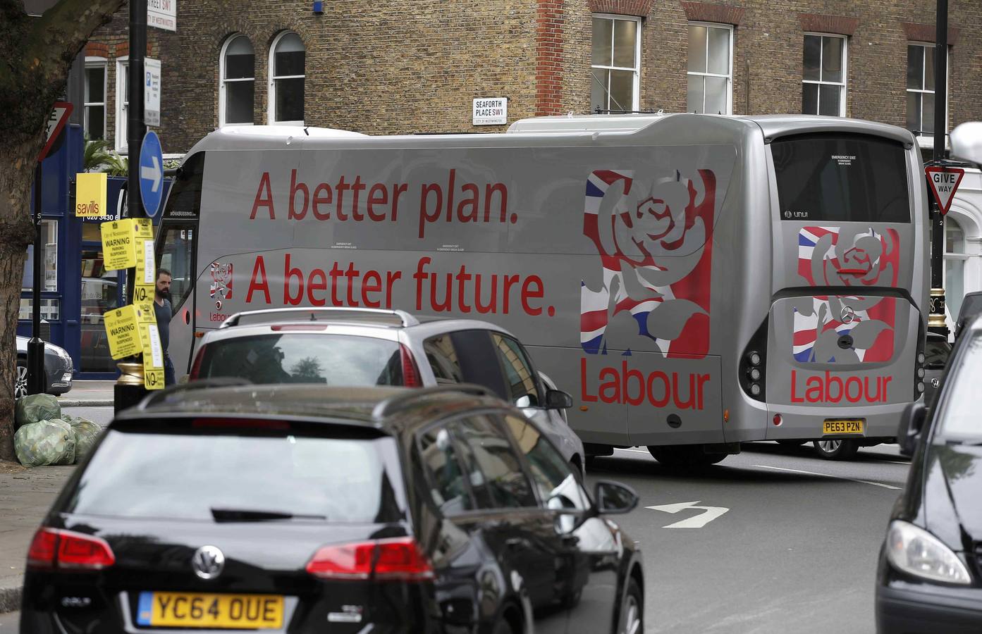 Un autobús de campaña del partido laborista abandona la sede del partido en Londres tras las elecciones.