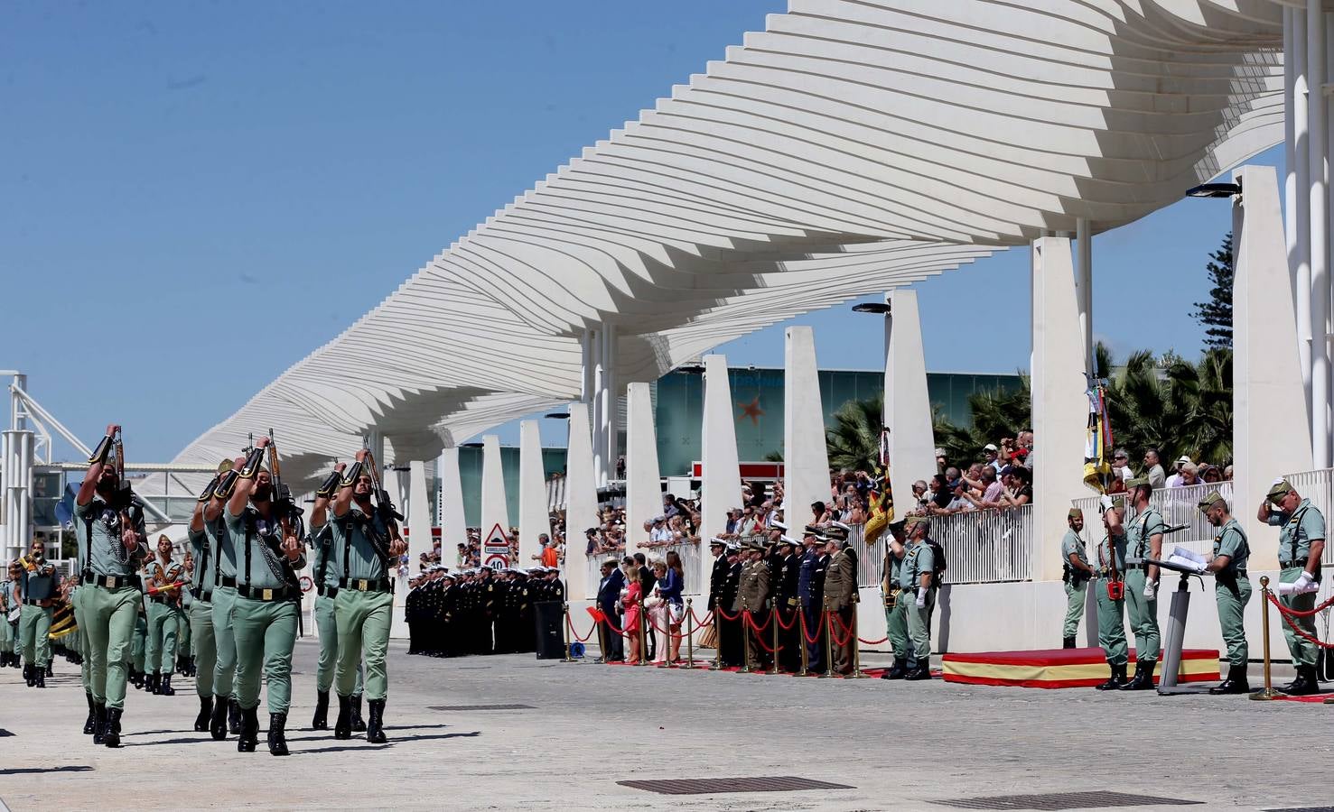 En fotos, el desfile de legionarios y militares de EEUU en el Puerto