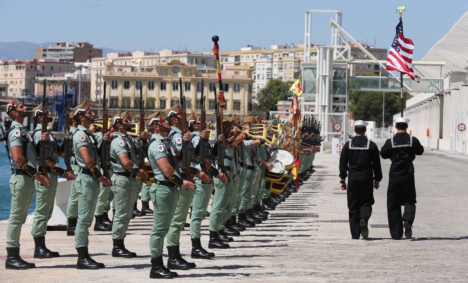 En fotos, el desfile de legionarios y militares de EEUU en el Puerto