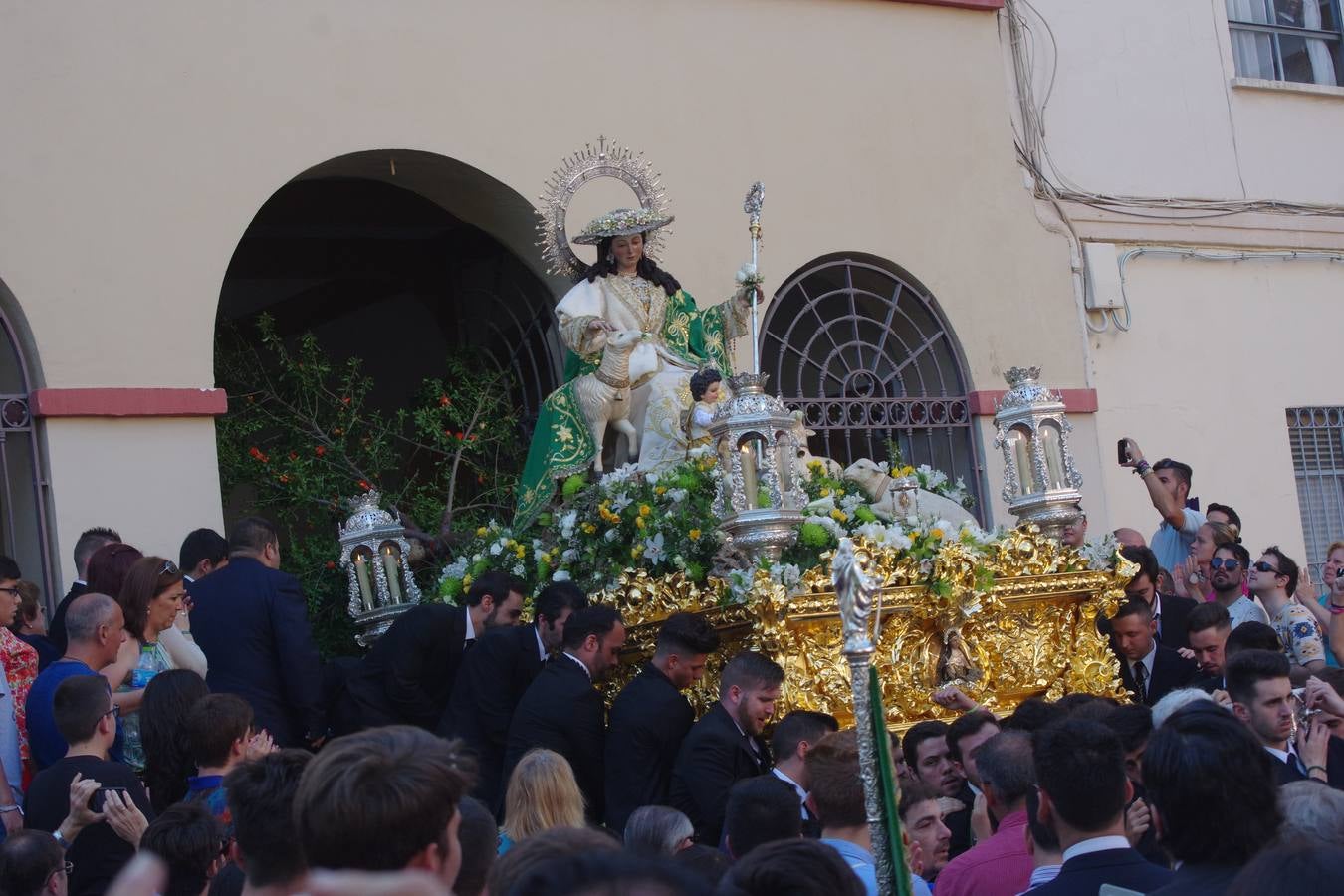 La Divina Pastora es seguida por cientos de personas en su procesión anual