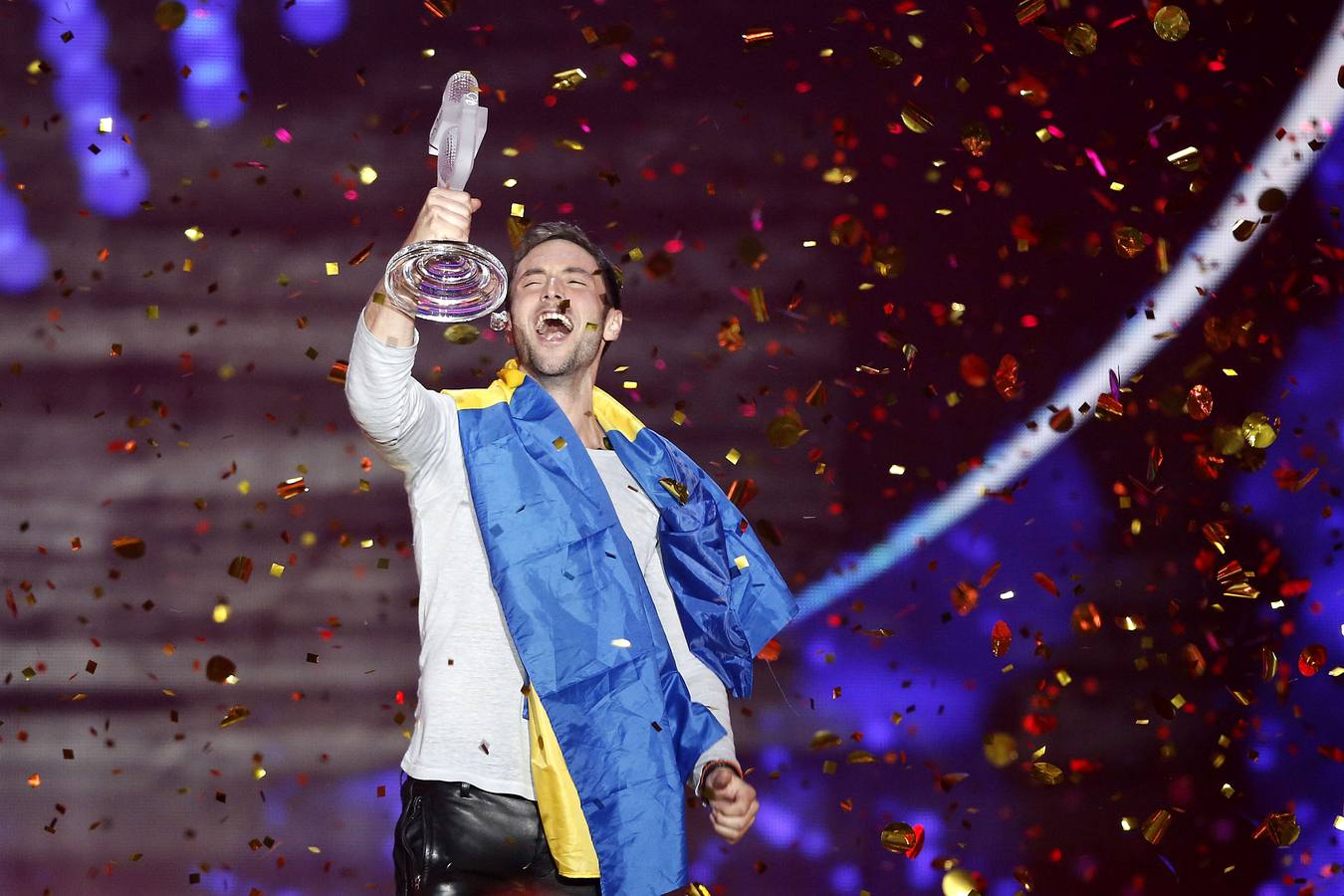 El sueco Mans Zelmerlöw celebra su brillante triunfo en Eurovisión 2015.