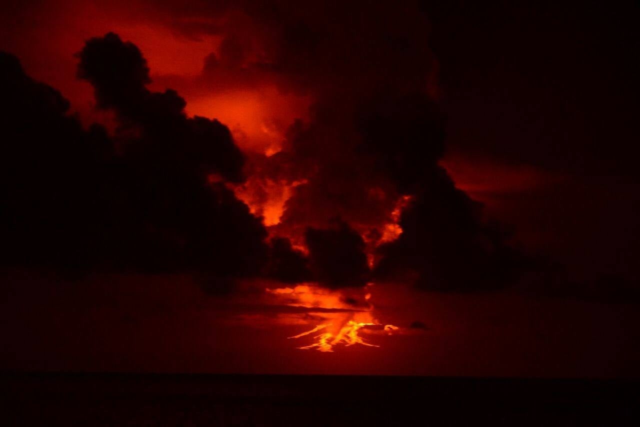 Las imágenes del volcán Wolf en erupción