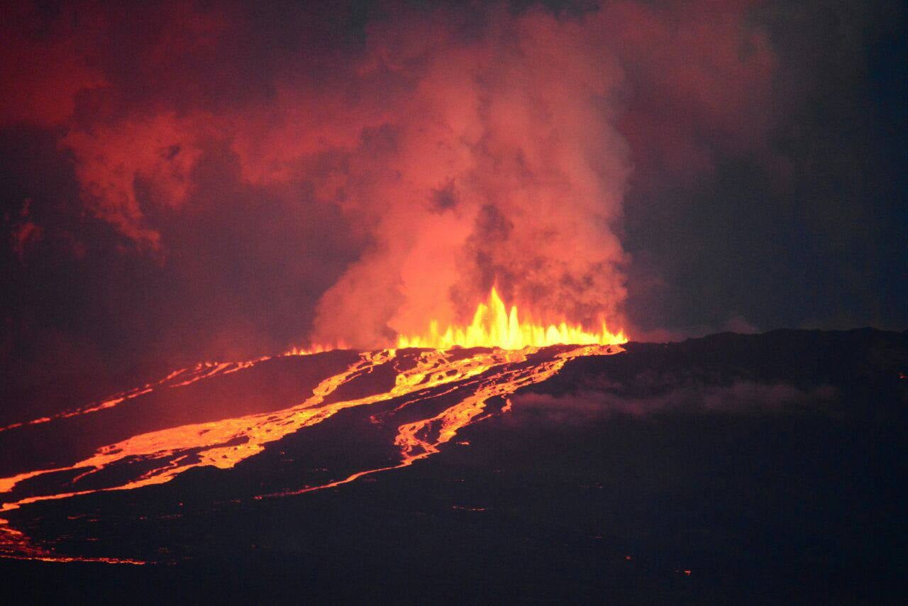 Las imágenes del volcán Wolf en erupción