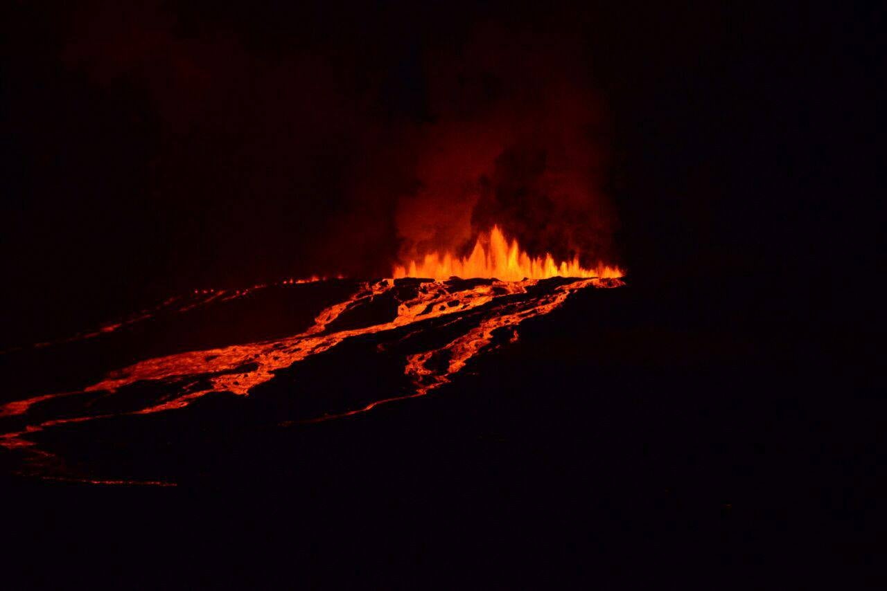 Las imágenes del volcán Wolf en erupción