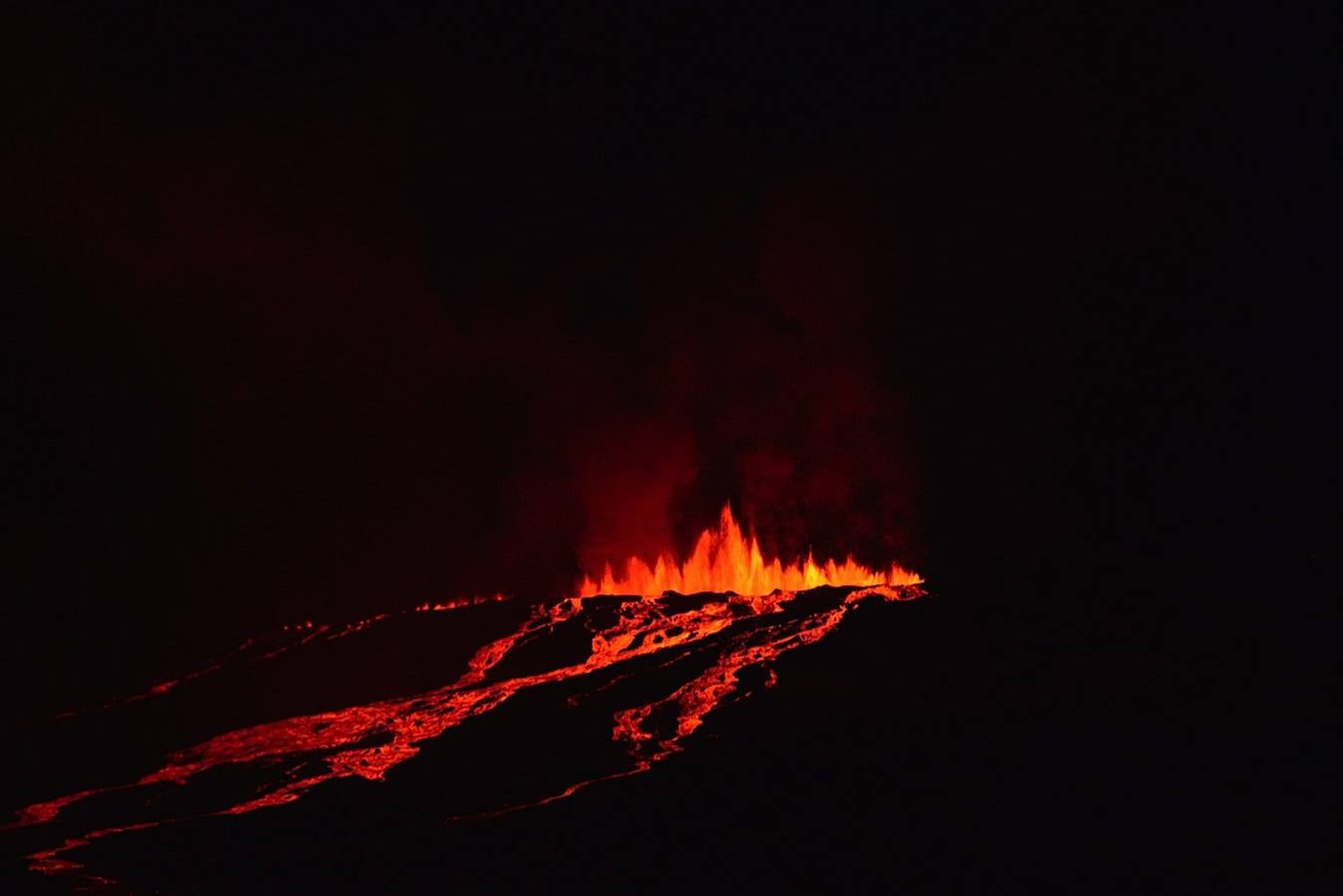 Las imágenes del volcán Wolf en erupción