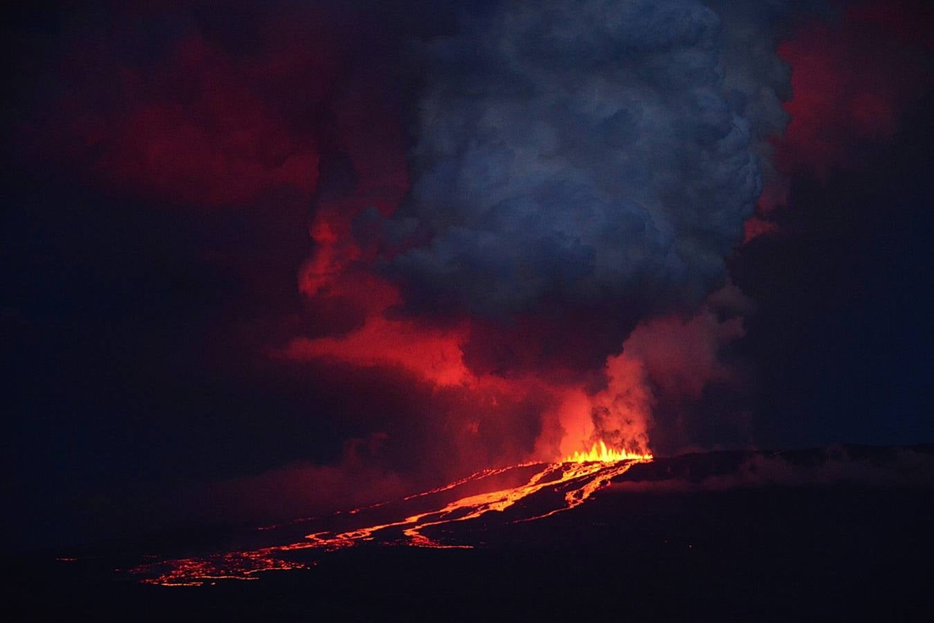 Las imágenes del volcán Wolf en erupción