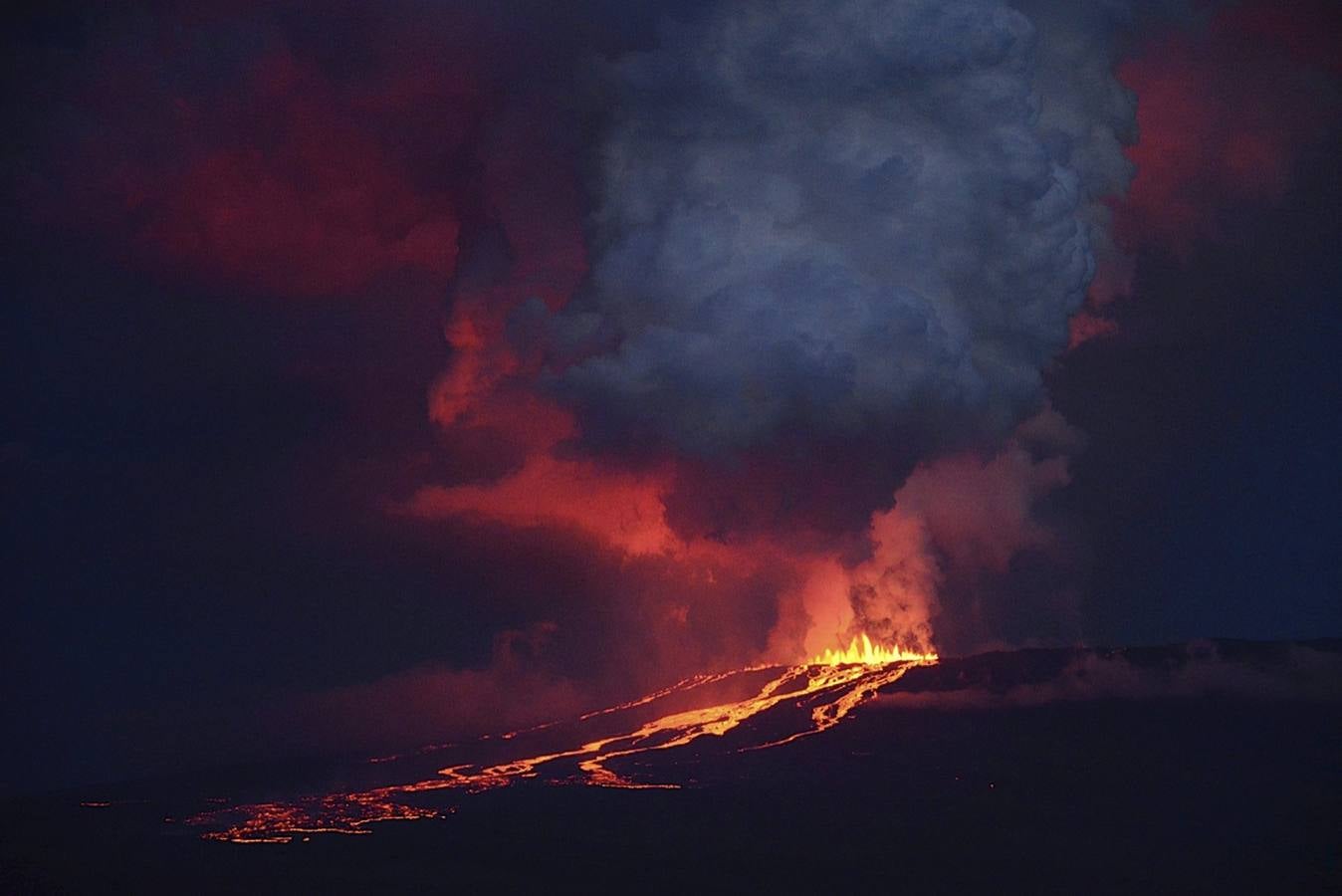 Las imágenes del volcán Wolf en erupción