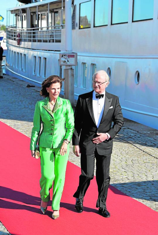 El rey Carlos XVI Gustavo de Suecia (d), y su esposa, la reina Silvia (i).