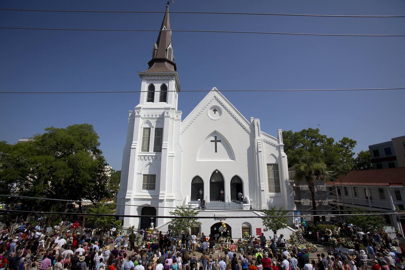 Multitudinaria ceremonia en la iglesia de Charleston, tras la matanza