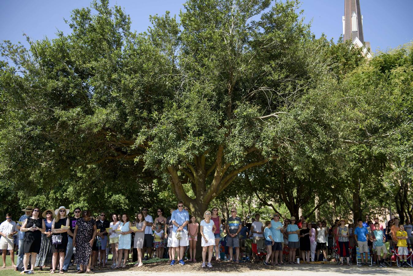 Multitudinaria ceremonia en la iglesia de Charleston, tras la matanza